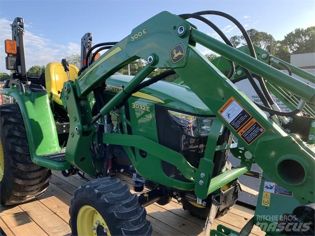 John Deere 3032E 小型拖拉机