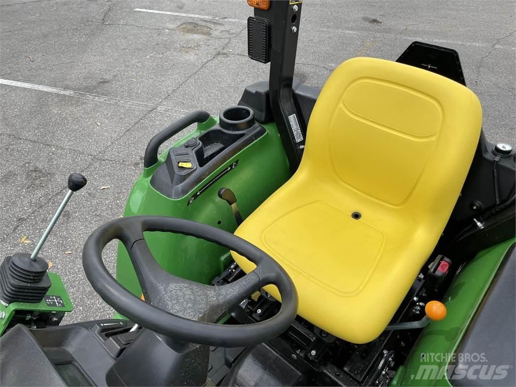 John Deere 3032E 小型拖拉机