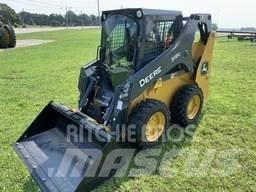 John Deere 318G 滑移装载机