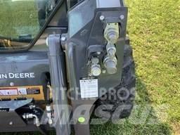 John Deere 318G 滑移装载机