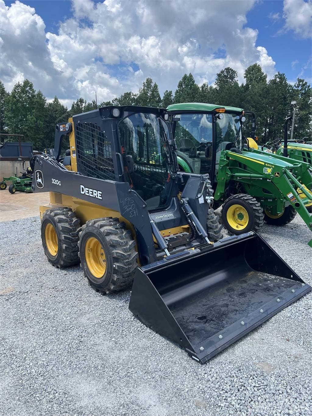 John Deere 320G 滑移装载机