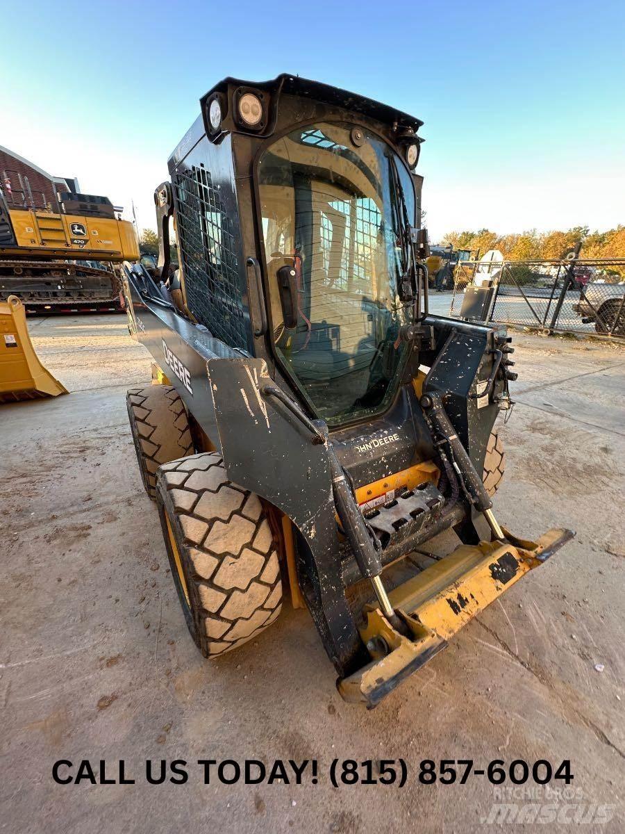 John Deere 320G 滑移装载机