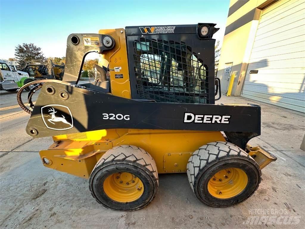John Deere 320G 滑移装载机