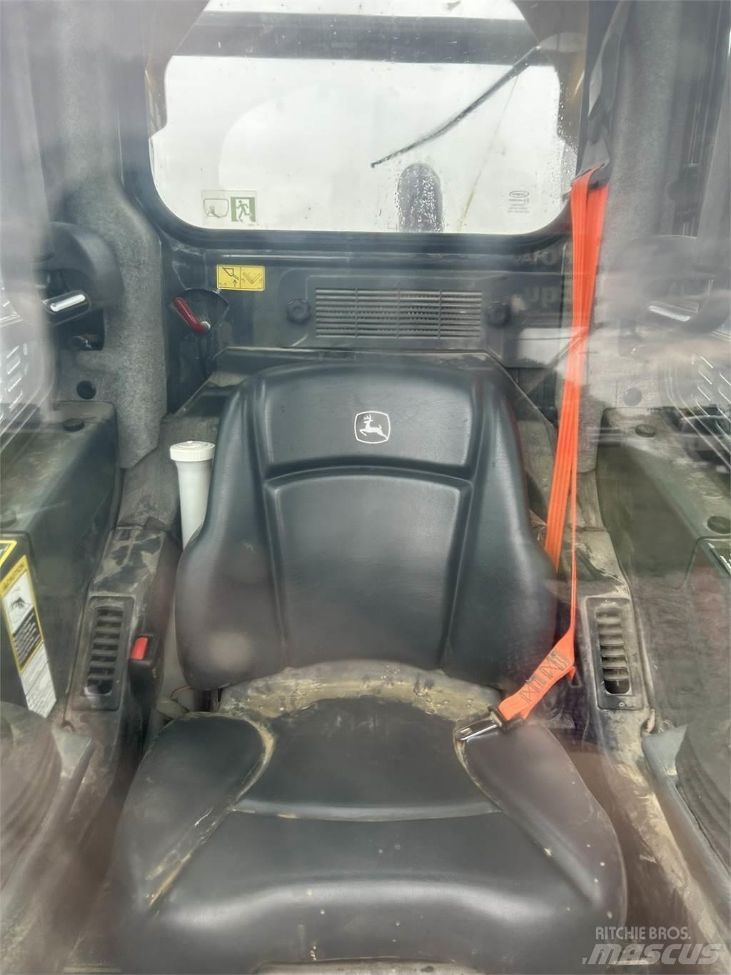 John Deere 331G 小型装载机