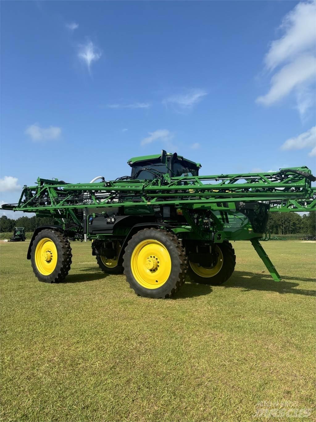 John Deere 410R 牵引式喷雾机