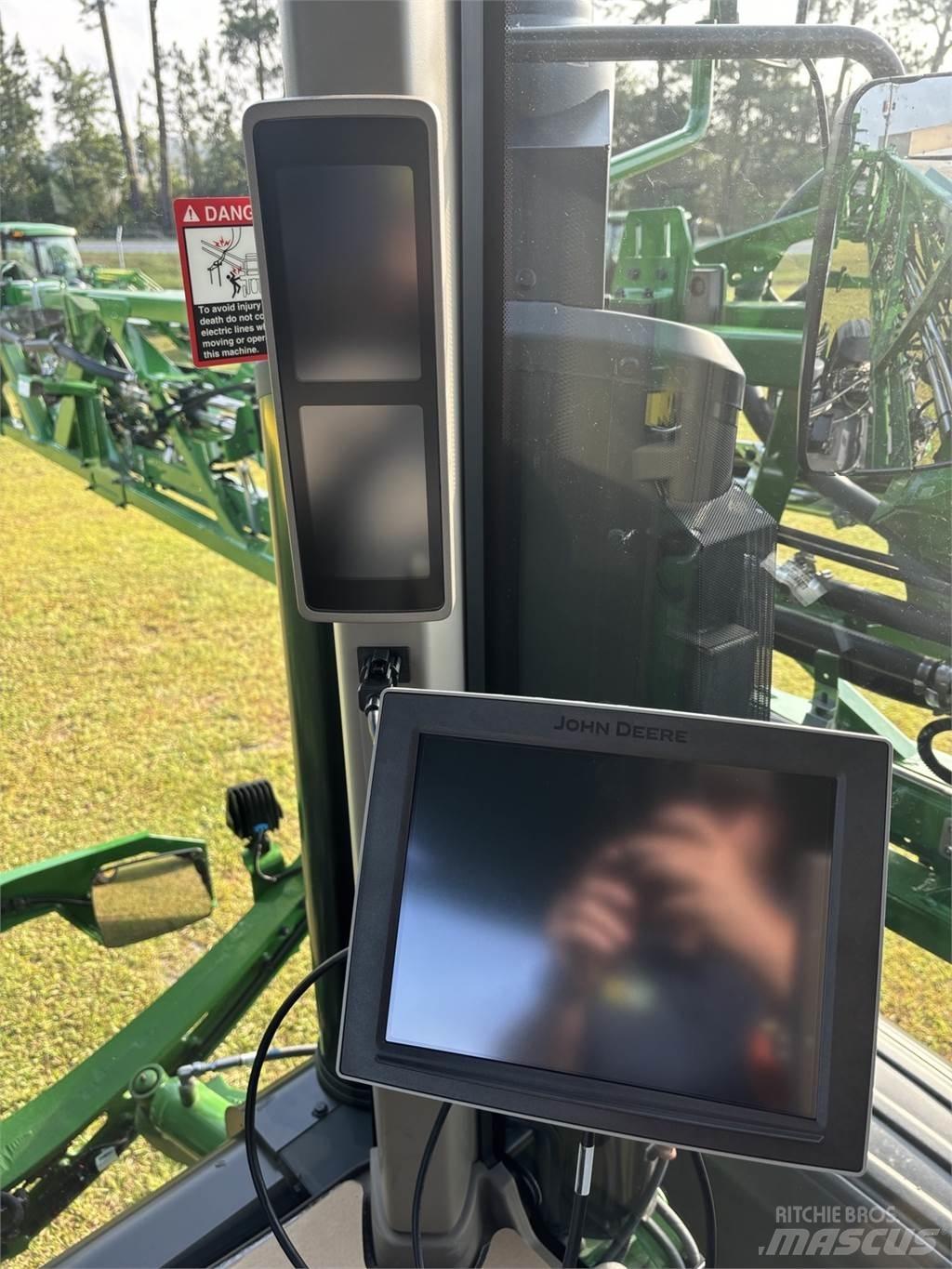 John Deere 410R 牵引式喷雾机