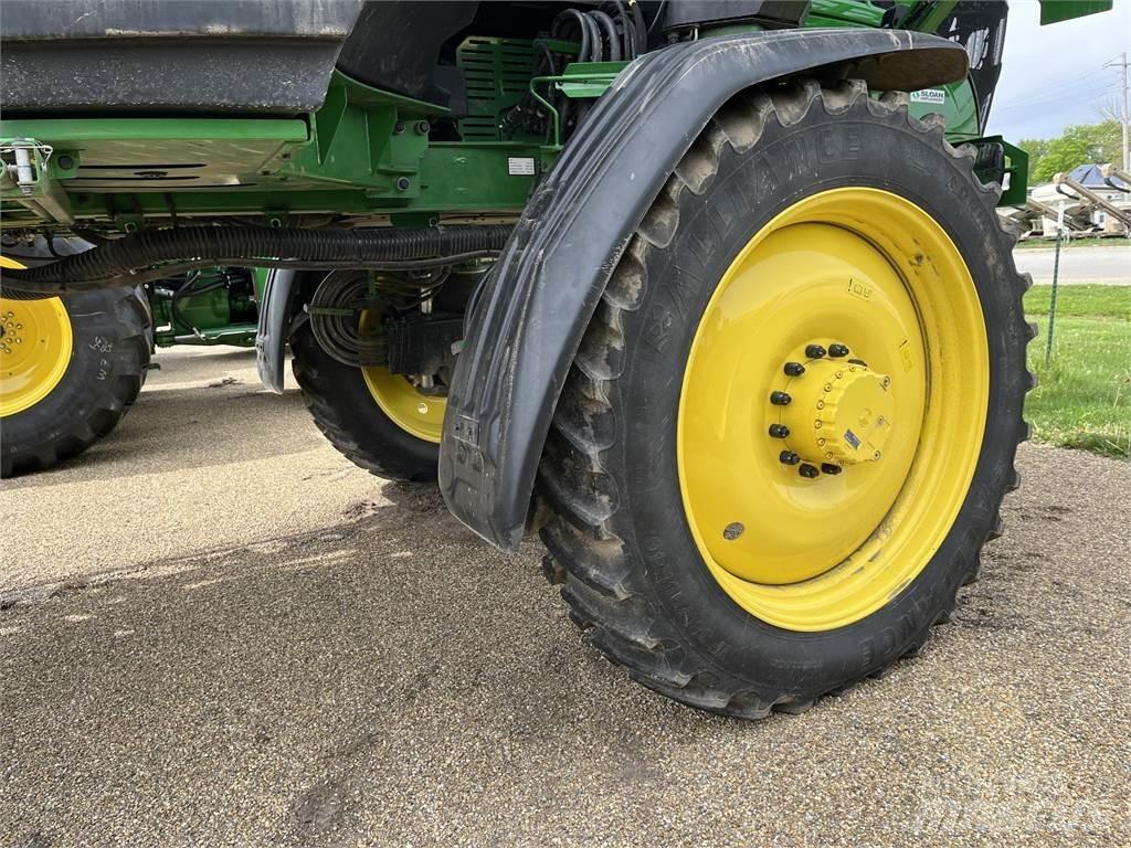 John Deere 412R 牵引式喷雾机