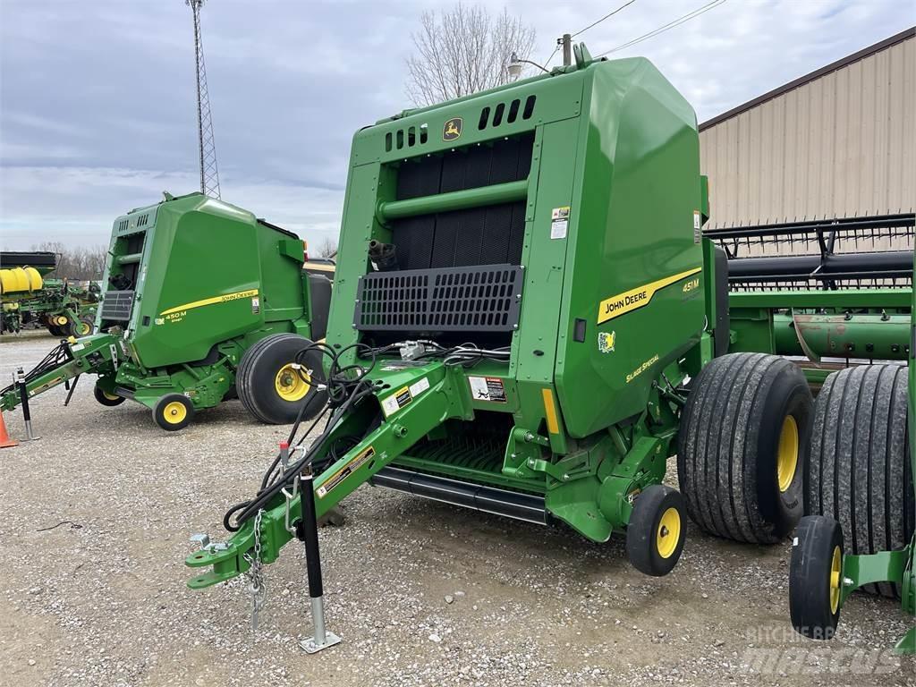 John Deere 451M 圆捆打捆机