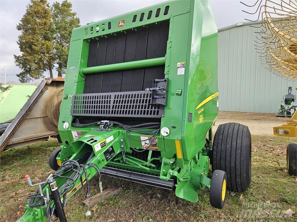 John Deere 560M 圆捆打捆机