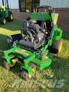 John Deere 636M 骑乘式割草机