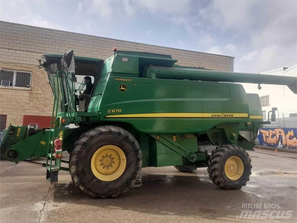 John Deere C670 联合收割机