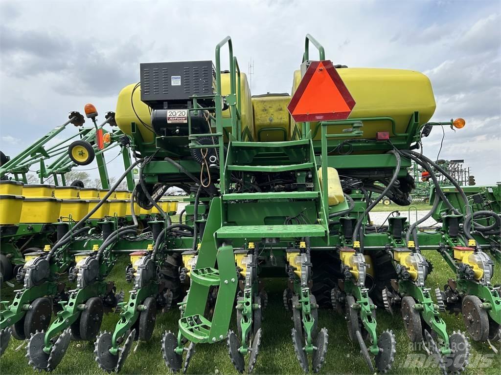 John Deere DB60 种植机