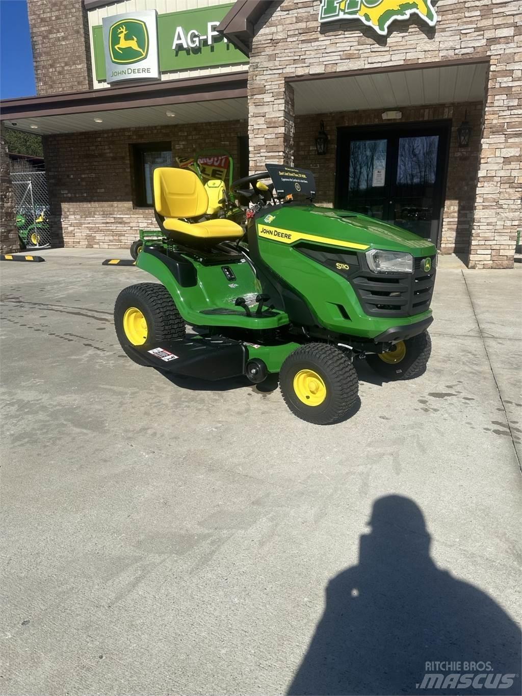John Deere S110 骑乘式割草机