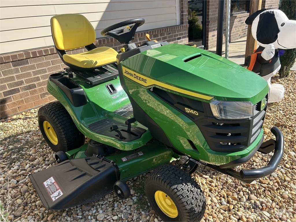 John Deere S140 骑乘式割草机