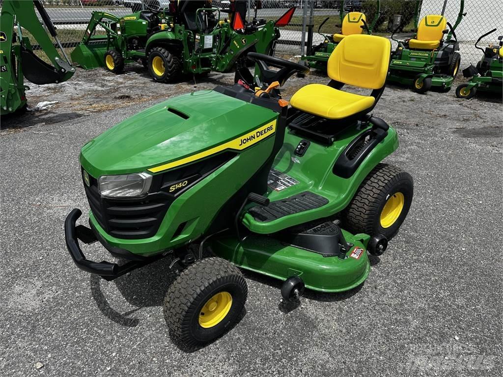 John Deere S140 骑乘式割草机