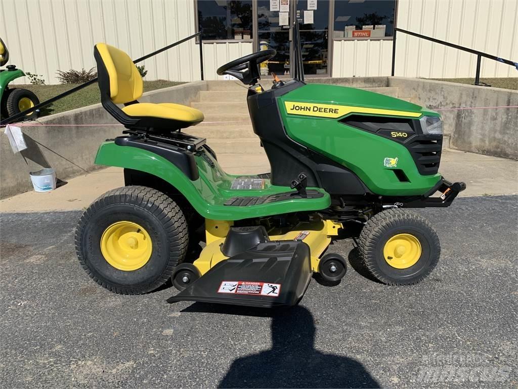 John Deere S140 骑乘式割草机