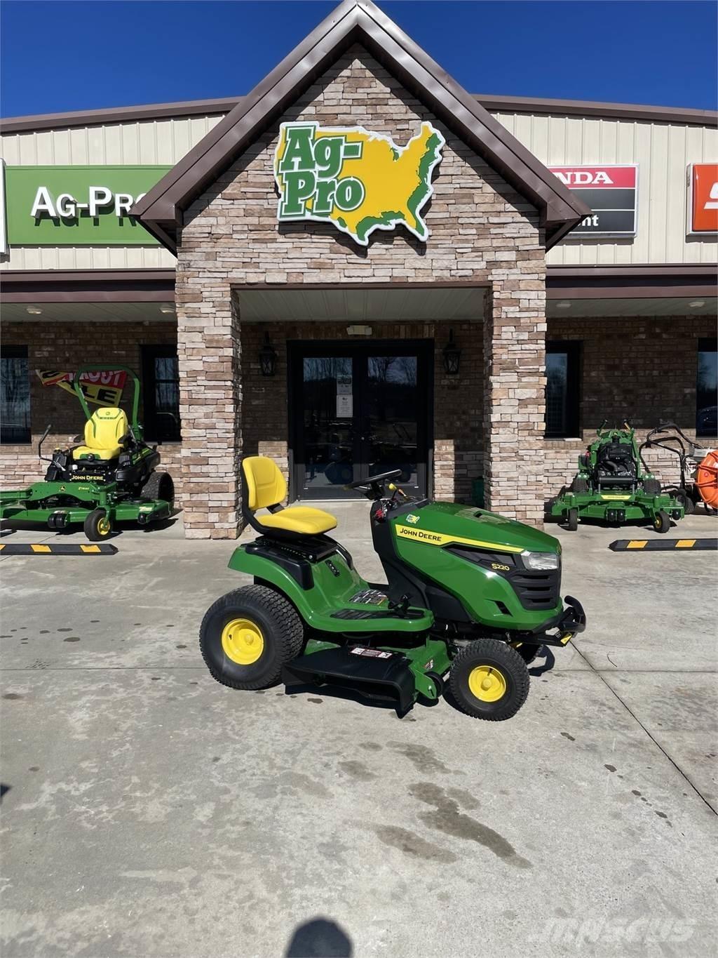 John Deere S220 骑乘式割草机