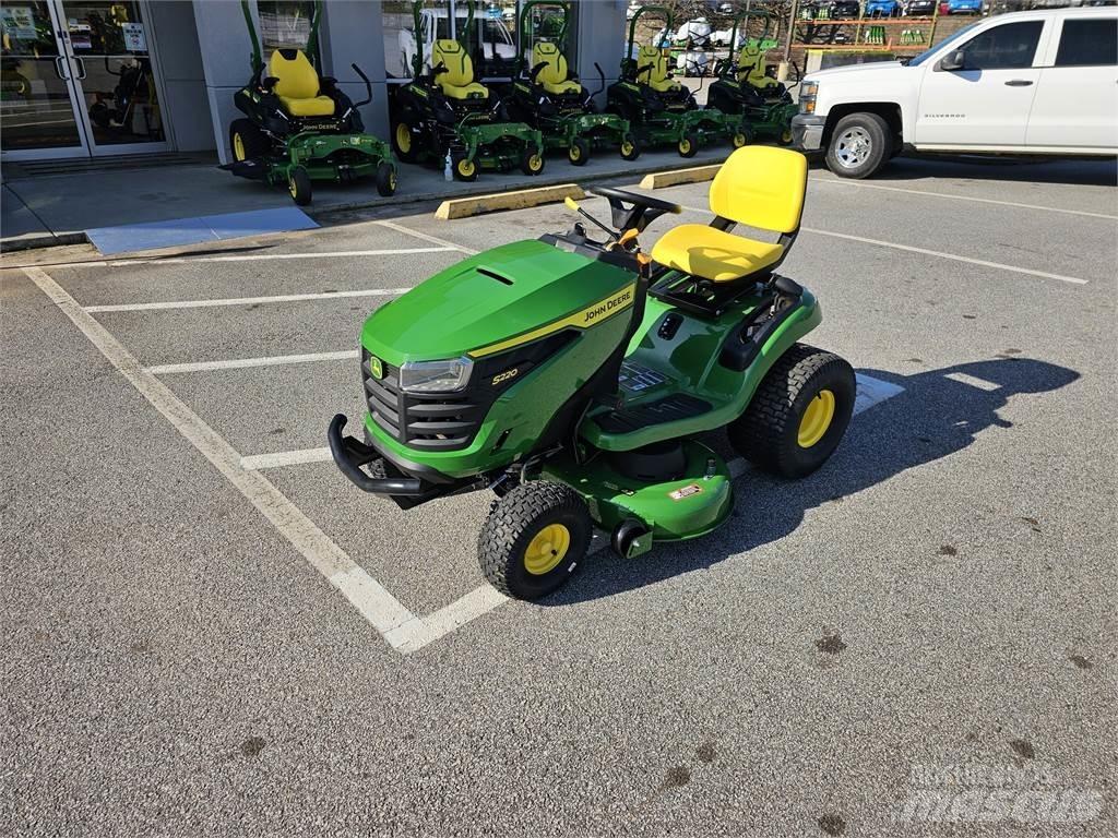 John Deere S220 骑乘式割草机