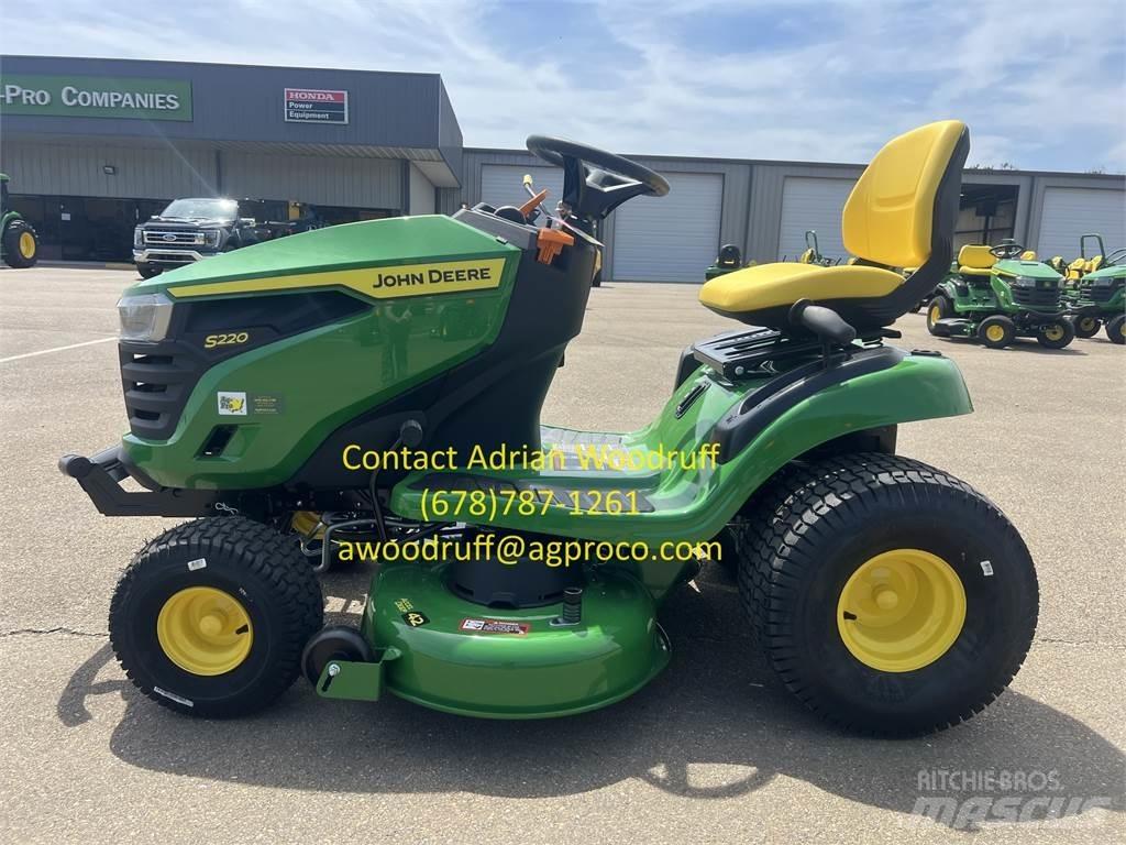 John Deere S220 骑乘式割草机