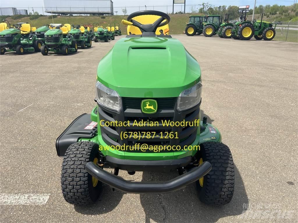 John Deere S220 骑乘式割草机