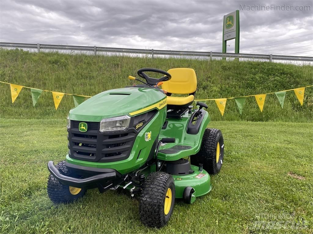John Deere S220 骑乘式割草机