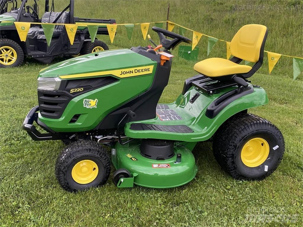 John Deere S220 骑乘式割草机