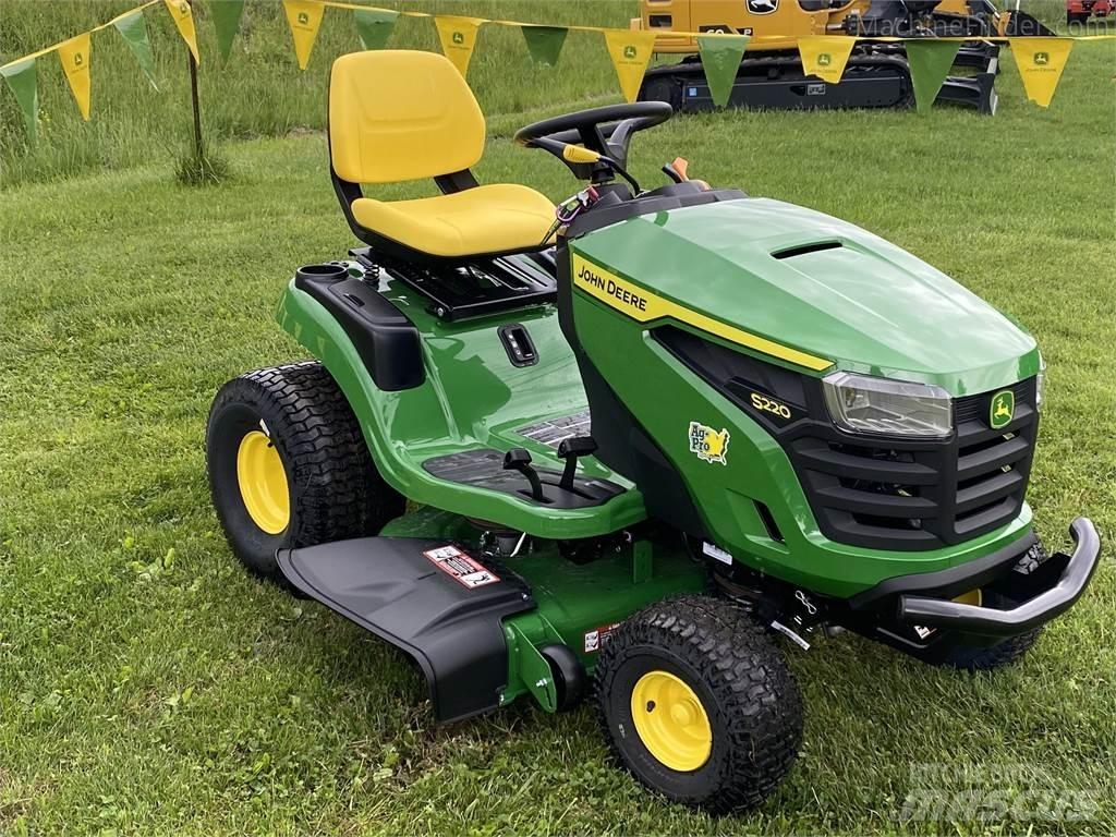 John Deere S220 骑乘式割草机