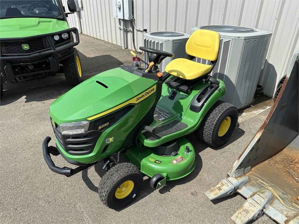 John Deere S220 骑乘式割草机
