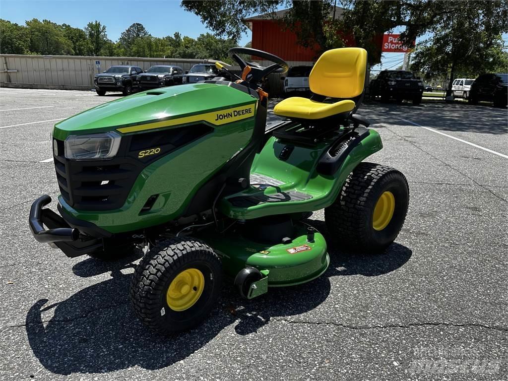 John Deere S220 骑乘式割草机