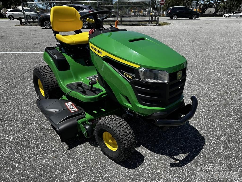 John Deere S220 骑乘式割草机