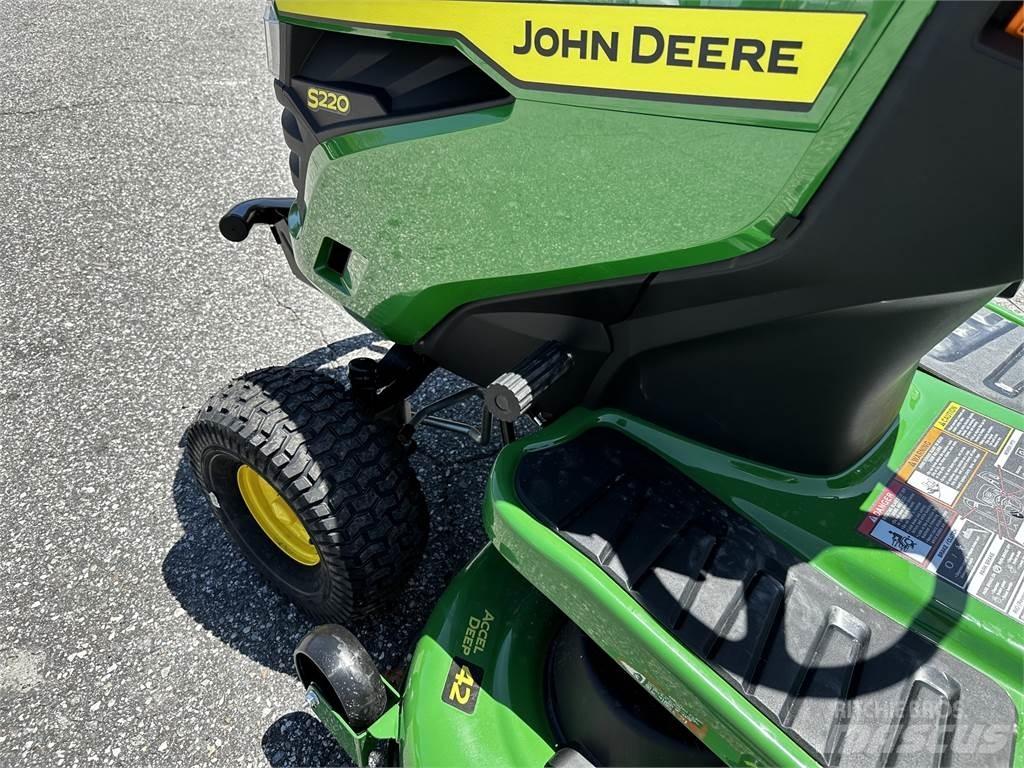 John Deere S220 骑乘式割草机