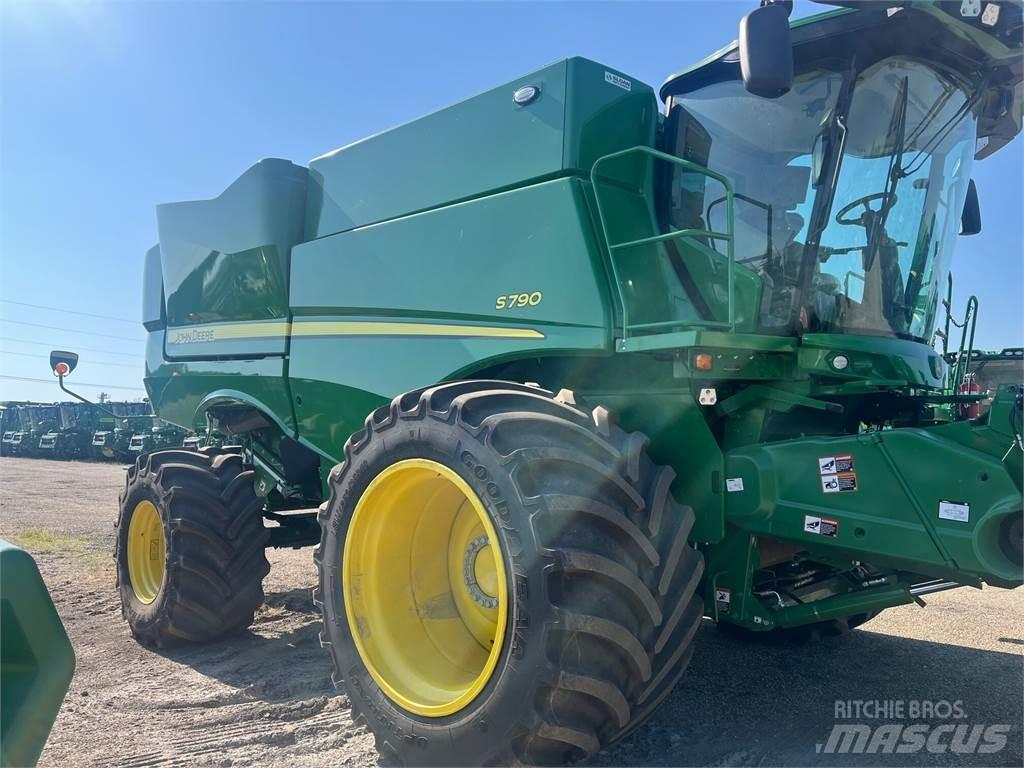John Deere S790 联合收割机