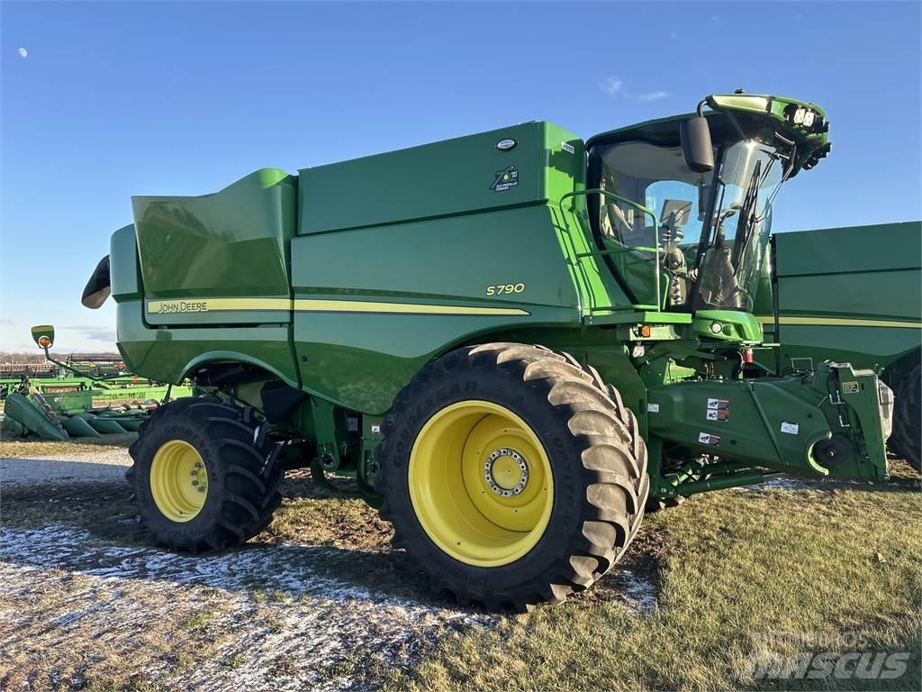 John Deere S790 联合收割机