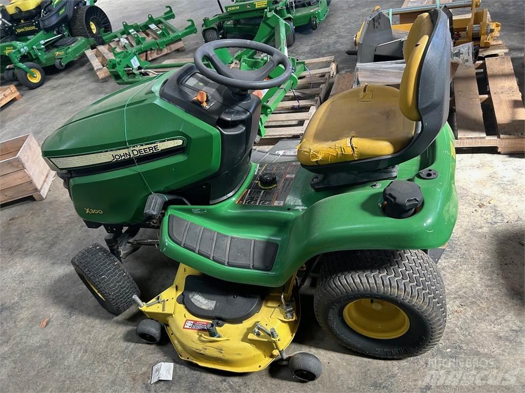 John Deere X300 骑乘式割草机