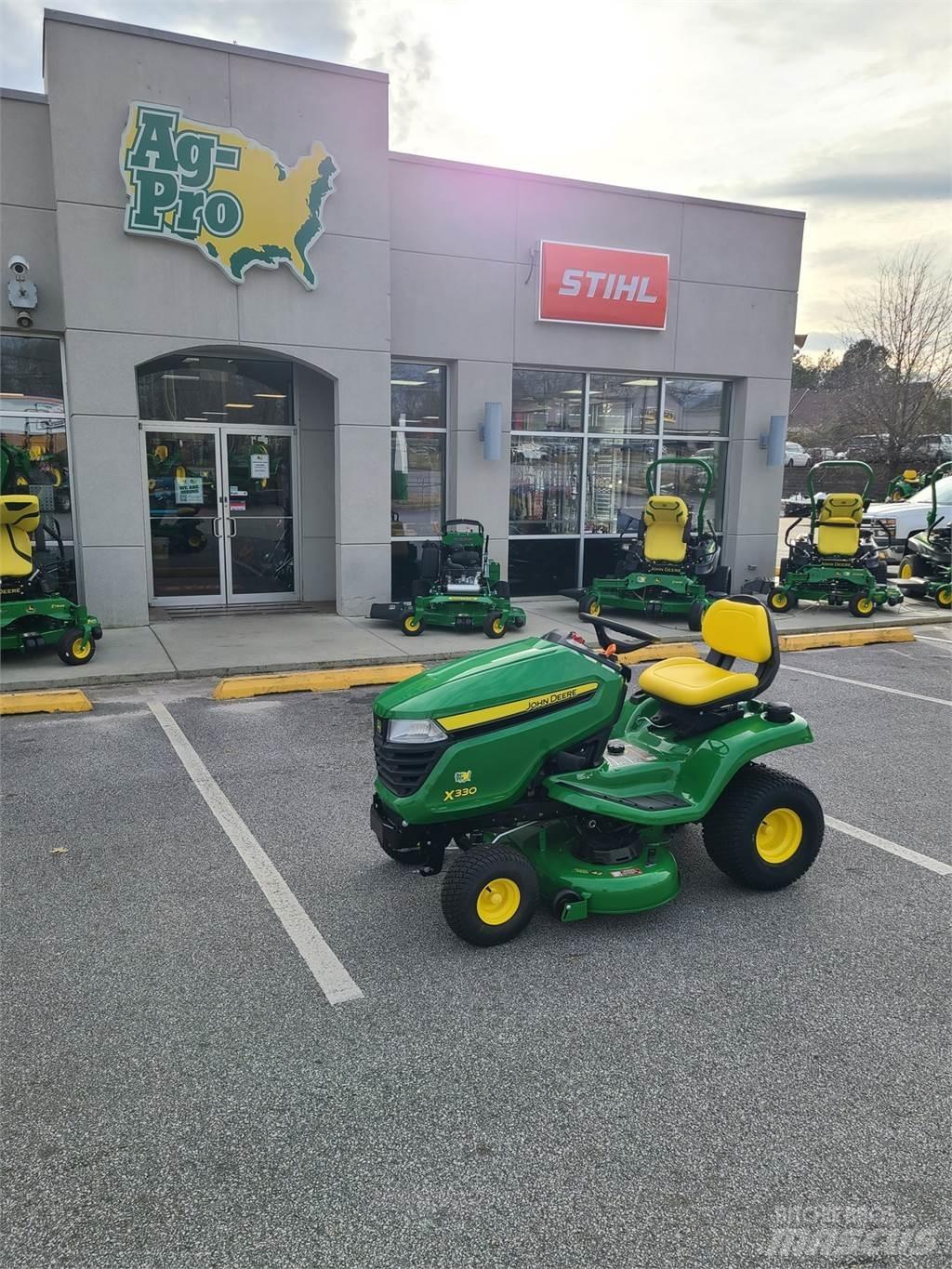 John Deere X330 小型拖拉机