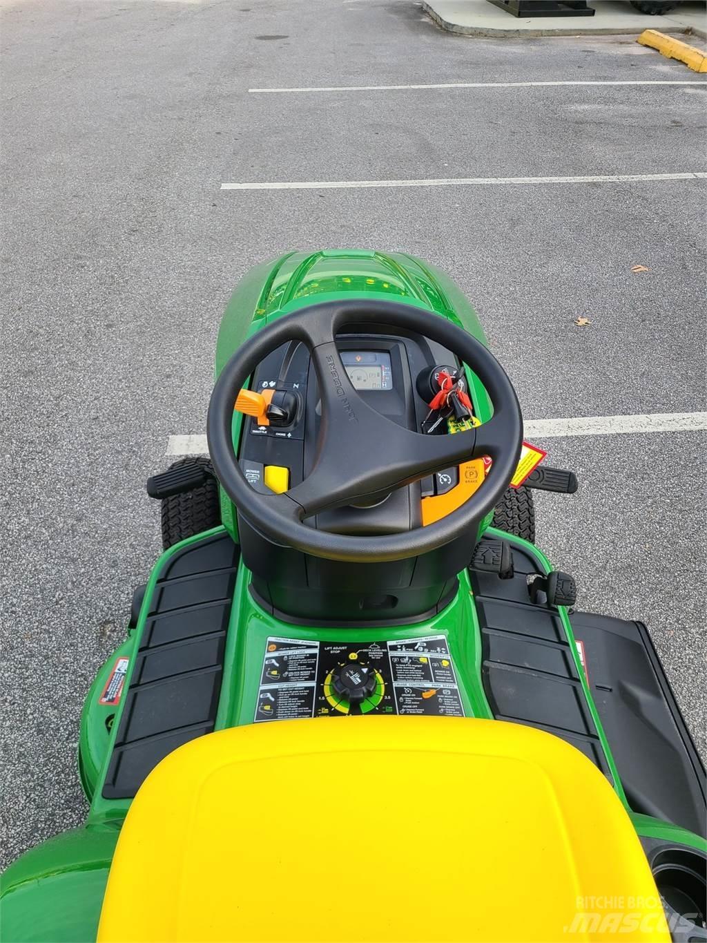 John Deere X330 小型拖拉机