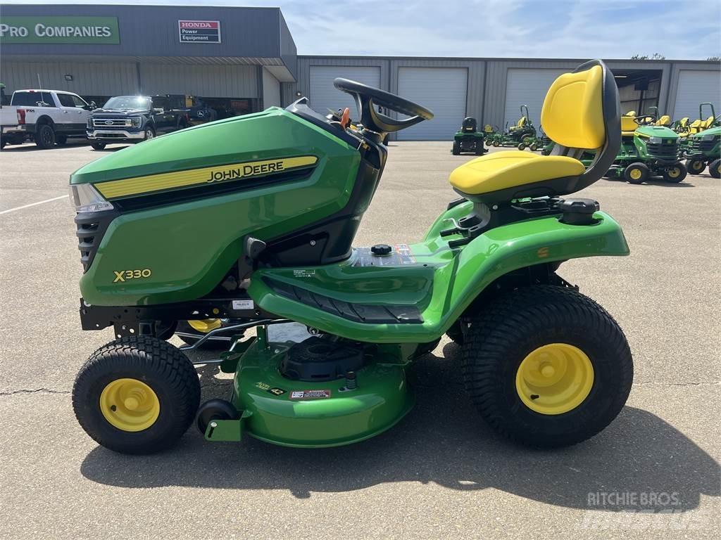 John Deere X330 小型拖拉机