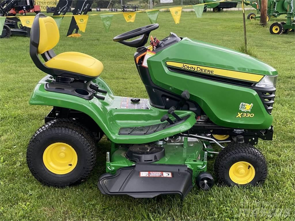 John Deere X330 小型拖拉机