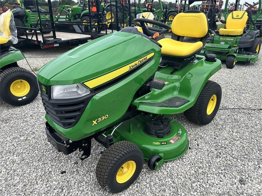 John Deere X330 小型拖拉机
