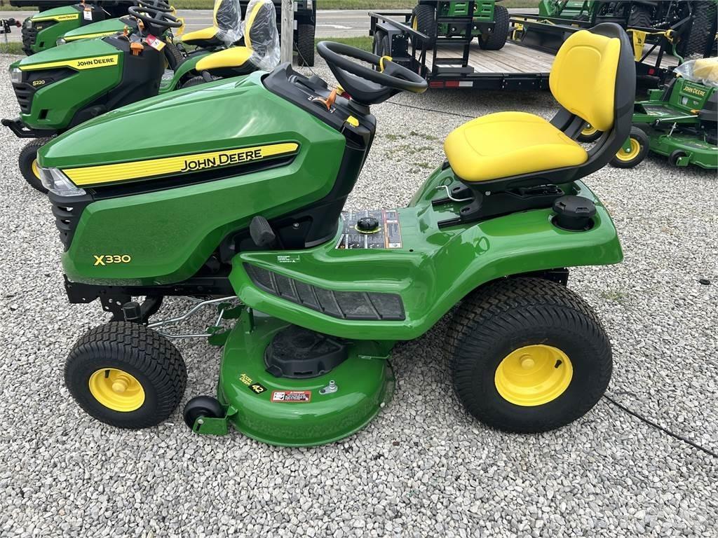 John Deere X330 小型拖拉机