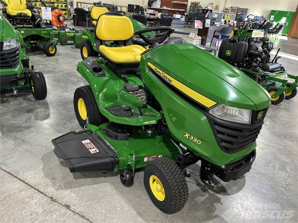 John Deere X330 小型拖拉机