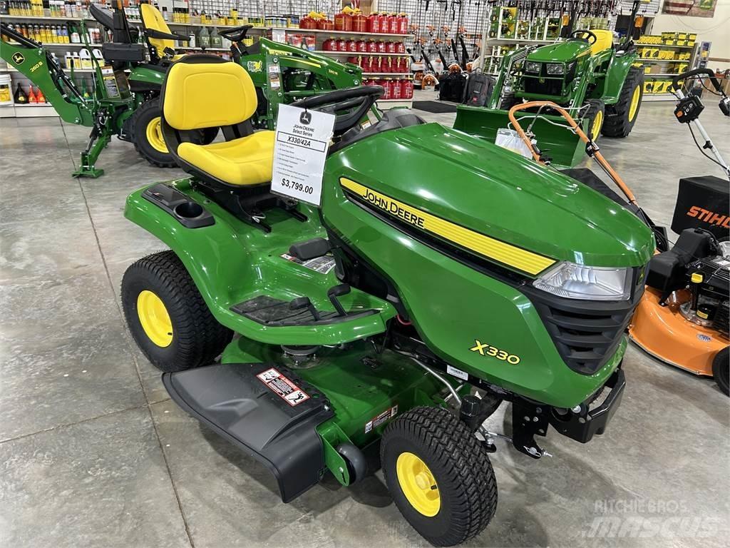 John Deere X330 小型拖拉机