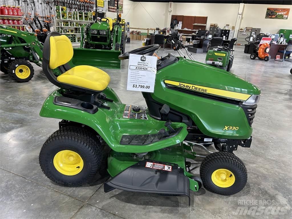 John Deere X330 小型拖拉机