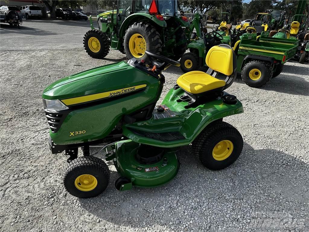 John Deere X330 小型拖拉机