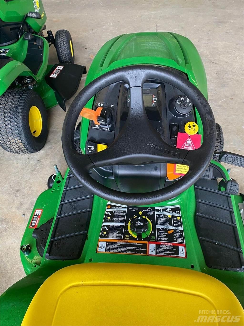 John Deere X330 小型拖拉机
