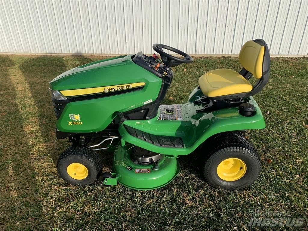John Deere X330 小型拖拉机