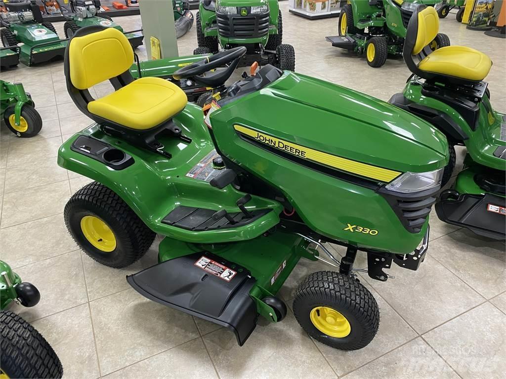 John Deere X330 小型拖拉机