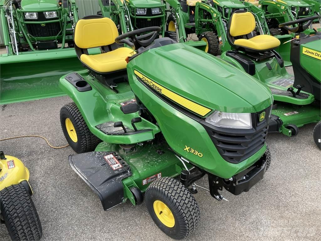 John Deere X330 小型拖拉机