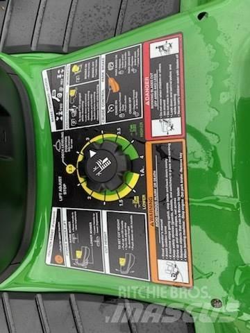 John Deere X370 小型拖拉机