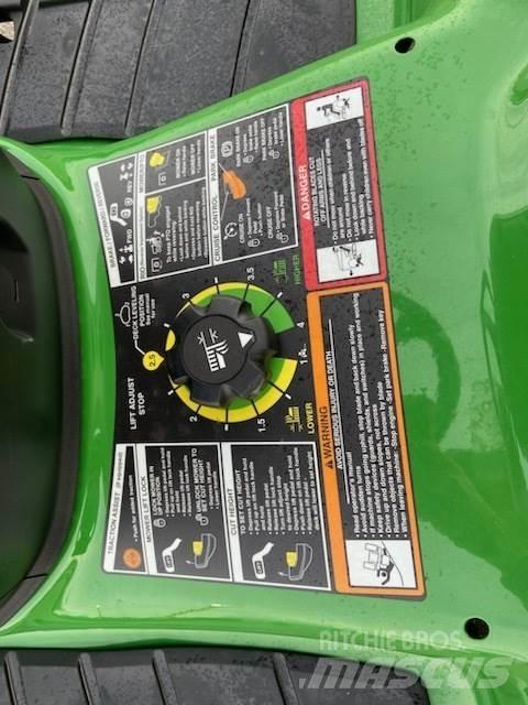 John Deere X380 小型拖拉机